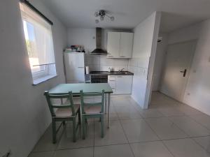 a kitchen with a green table and chairs in it at Landau, schöne helle gemütliche Wohnung in Landau in der Pfalz