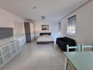 a living room with a bed and a couch at Landau, schöne helle gemütliche Wohnung in Landau in der Pfalz