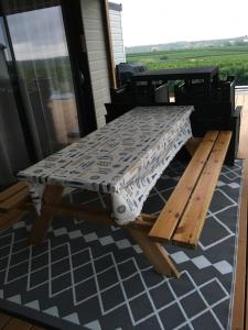 een tafel en bank op een afgeschermde veranda bij Nature Holiday's Domaine La Grenatière in Pomérols