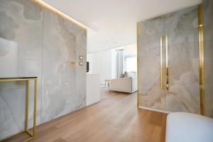 una sala de estar con una gran pared de mármol. en Prestige Sopot Residence by 3City Rentals, en Sopot