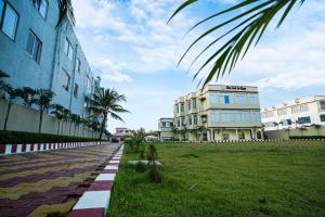 una calle con edificios y palmeras en una ciudad en Silver Sand Eco Resort, en Mandarmani