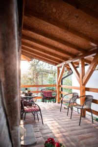 a deck with chairs and tables and a table and chairs at Prenoćište Lelić in Valjevo