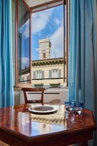- une table avec vue sur le bâtiment depuis une fenêtre dans l'établissement Duomo Luxury Florence, à Florence