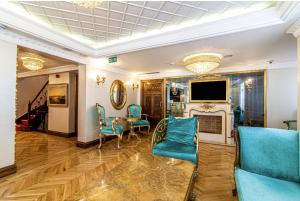 uma sala de estar com cadeiras azuis e uma lareira em Magnificent Historic Mansion in Beylerbeyi em Istambul