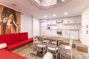 - un salon avec un canapé rouge et une table dans l'établissement Magnificent Historic Mansion in Beylerbeyi, à Istanbul
