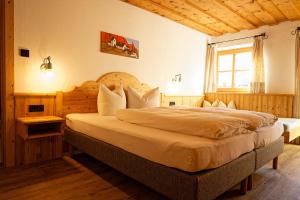 ein Schlafzimmer mit einem großen Bett in einem Zimmer in der Unterkunft Fleckhof in Neustift im Stubaital