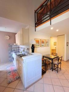 ナポリにあるLucariello apartmentのキッチン(シンク、テーブル付)