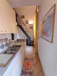 ナポリにあるLucariello apartmentの小さなキッチン(シンク、階段付)