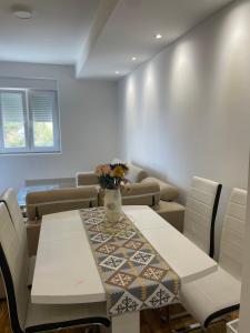 a dining room with a table and chairs at Stan na dan Bratunac in Bratunac