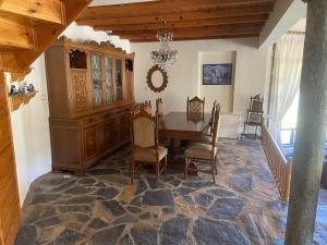 a dining room with a table and chairs at Abant Taş Konak in Dereceören