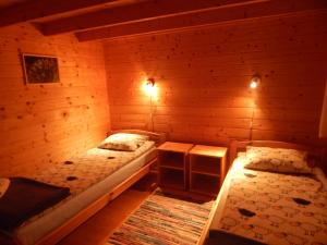 Postel nebo postele na pokoji v ubytování Haaviku Nature Lodge