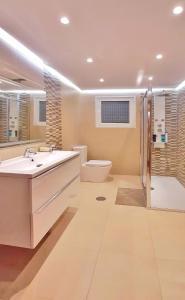 W łazience znajduje się umywalka, toaleta i prysznic. w obiekcie Casa en Cortiñan w mieście Bergondo