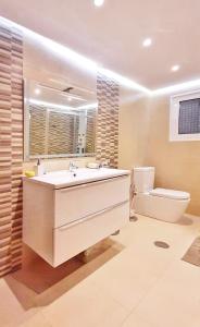 łazienka z dużą umywalką i toaletą w obiekcie Casa en Cortiñan w mieście Bergondo