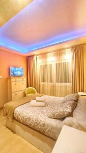 sypialnia z dużym łóżkiem i niebieskim sufitem w obiekcie Casa en Cortiñan w mieście Bergondo