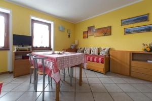 a living room with a table and a couch at Appartamenti Baita Soliva in Oga
