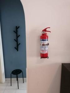 CasAmelia في مسينة: صنبور مياه الحريق الأحمر على جدار الغرفة