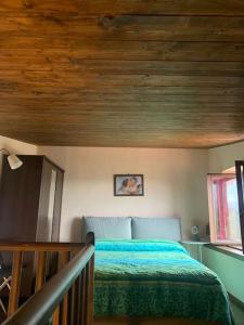 una camera con letto e soffitto in legno di Relax in campagna a Ponte