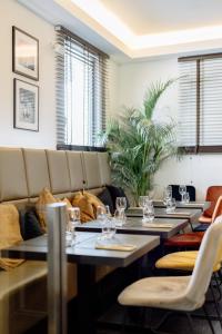 - un restaurant avec des tables, des chaises et un canapé dans l'établissement Hotel Mia Zia, à Belvaux