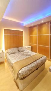 um quarto com uma cama grande num quarto em Casa en Cortiñan em Bergondo
