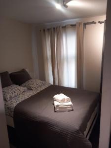 sypialnia z łóżkiem z dwoma ręcznikami w obiekcie Appartbrussels w Brukseli