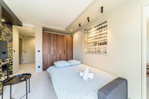 - une chambre avec un grand lit et une table dans l'établissement Evasion eu coeur de Lyon 4 pers avec balcon Part Dieu, à Lyon