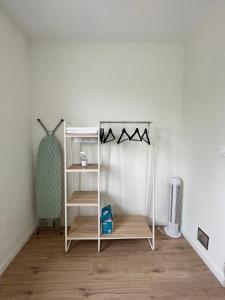 a room with a bunk bed and a shelf at Lumineux Apt 1BR Type Loft Proche Centre in Thionville