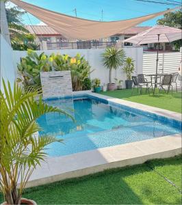 Sönmez Private Villa في Cavite: مسبح في ساحة منزل