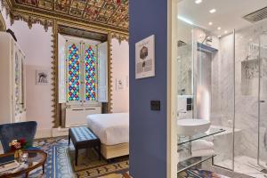 - une chambre avec un lit, une douche et un lavabo dans l'établissement Duomo Luxury Florence, à Florence