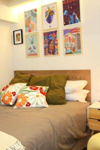 una camera da letto con un letto con poster appesi al muro di Oasis urbano en el corazón financiero / Castellana a Madrid