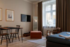 - un salon avec un lit, une table et une fenêtre dans l'établissement FREDA - Relaxing downtown studio, à Helsinki
