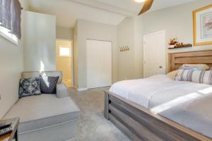 Postel nebo postele na pokoji v ubytování 5 Mi to The USAF Museum Dayton Home, Walk to Park