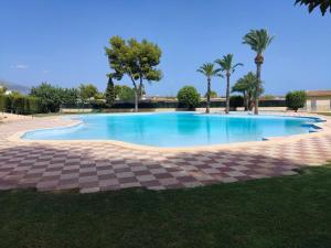 uma grande piscina com um xadrez em Apartamento Munay en Playa Albir em Foyes Blanques