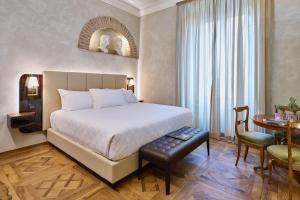 מיטה או מיטות בחדר ב-Duomo Luxury Florence