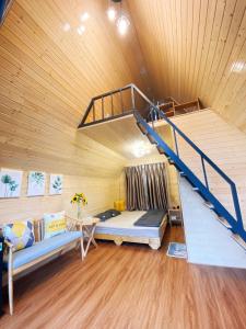 ハノイにあるXuhao Homestayの二段ベッドと階段が備わる客室です。
