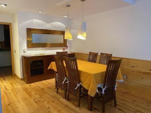 a dining room with a yellow table and chairs at P&C Quatre Vents - Tarter in El Tarter