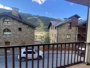 un coche blanco estacionado frente a un edificio en P&C Quatre Vents - Tarter en El Tarter