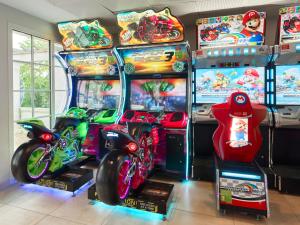 un gruppo di giochi arcade in una stanza di B&B HOTEL près de Disneyland Paris a Magny-le-Hongre