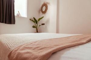 Un dormitorio con una cama con una manta. en DesArt Appartment, en Tamraght Ouzdar