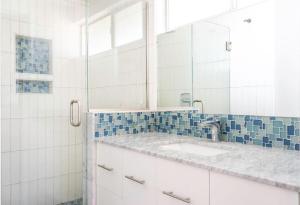 Ένα μπάνιο στο Midcentury 2 King Beds luxurious amenities recently redone +32 φωτογραφίες
