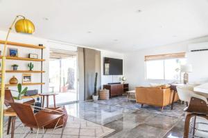 Μια τηλεόραση ή/και κέντρο ψυχαγωγίας στο Midcentury 2 King Beds luxurious amenities recently redone