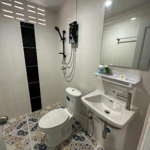 uma casa de banho com um WC e um lavatório em บ้านชมฟ้า - Bann Chomfah Resort & Cafe 