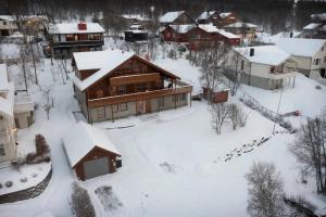 uma vista aérea de uma casa coberta de neve em Leilighet i rolig gate med utsikt og gratis parkering em Tromsø