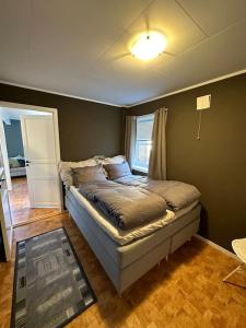 um quarto com uma cama grande num quarto em Leilighet i rolig gate med utsikt og gratis parkering em Tromsø