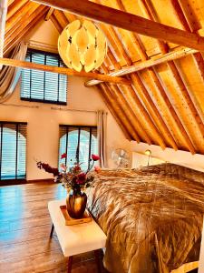 Postel nebo postele na pokoji v ubytování La Dolce Vita Suites