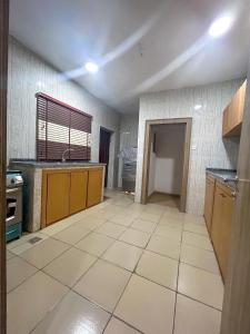 uma cozinha vazia com um lavatório e um balcão em 1118 Serenity Residence em Abuja