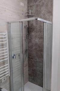 una ducha con puerta de cristal en un baño en Al Mare da Carlo, en Civitanova Marche 17 fotos más