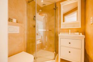 een badkamer met douche, toilet en wastafel bij ScraB&Ble Ecologische gastenkamers in Bornem