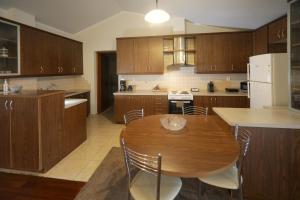 卡斯托里亞的住宿－LIDA'S APARTMENT LAKE VIEW，厨房配有木制橱柜和木桌。