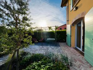 un giardino con tavolo e sedie su un patio di * * * * * Splendida casa di campagna a Castenaso