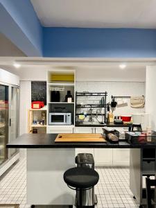 a kitchen with a black counter top in a room at El biógrafo in Bangkok